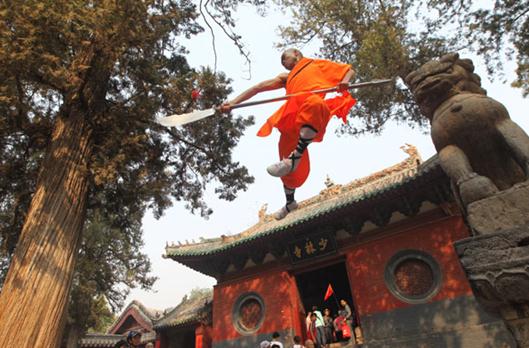 A student at Shaolin Tagou Martial Arts School in Dengfeng, Henan province, performs Shaolin kung fu for tourists at the Shaolin Temple scenic area. Gao Shanyue / for China Daily  