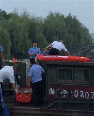 Police officers check a river barge where a pilot was decapitated while passing under a bridge in Haining, Zhejiang province on September 1. Photo: china.com