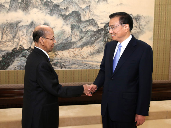 Chinese Premier Li Keqiang (R) meets with Malaysian Supreme Head of State Abdul Halim Mu'adzam Shah in Beijing, capital of China, Sept 5, 2014. [Photo/Xinhua]
