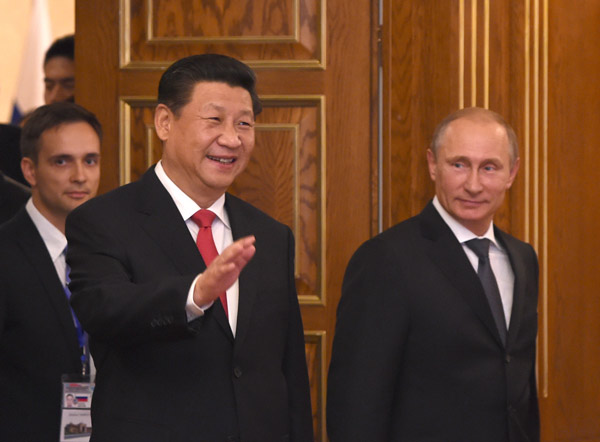 President Xi Jinping and his Russian counterpart, Vladimir Putin, talk on the sidelines of the summit of the Shanghai Cooperation Organization in Dushanbe, Tajikistan on Thursday. [Photo/Xinhua]