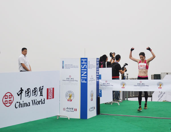Last year's winner, Suzy Walsham, defends her title with a time of 11 minutes and 50 seconds during the vertical run at China World Summit Wing Hotel, Sept 7, 2014. [Photo provided to chinadaily.com.cn]  