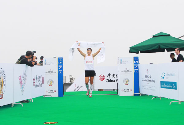 Poland's Piotr Lobodzinski wins the title for men with a time of 10 minutes and 1 second during the vertical run at China World Summit Wing Hotel, Sept 7, 2014. [Photo provided to chinadaily.com.cn]