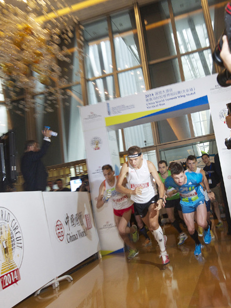A photo taken on Sept 7, 2014 shows runners setting off to conquer the 82-story CBD skyscraper in Beijing during the China World Summit Wing Hotel Vertical Run. [Photo provided to chinadaily.com.cn]