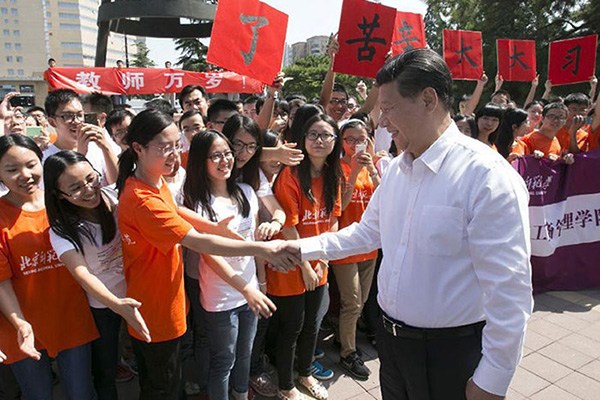 President Xi Jinping warmly shakes hands with people in Beijing Normal University. (Xinhua/Pang Xinglei) 