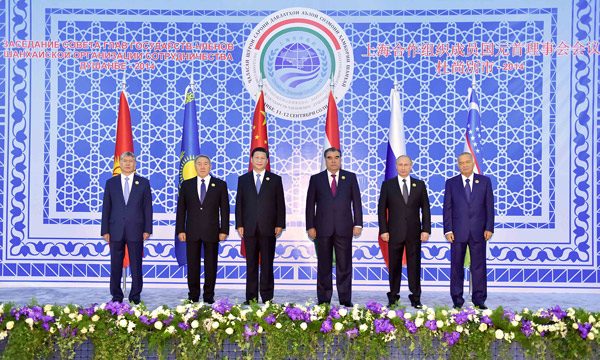  From left: Kyrgyzstan President Almazbek Atambayev, Kazakhstan President Nursultan Nazarbayev, Chinese President Xi Jinping, President of Tajikistan Emomali Rahmon, Russian President Vladimir Putin and President of Uzbekistan Islam Karimov pose for photographs at the Navruz Palace in Dushanbe on Friday.[Photo/Xinhua]