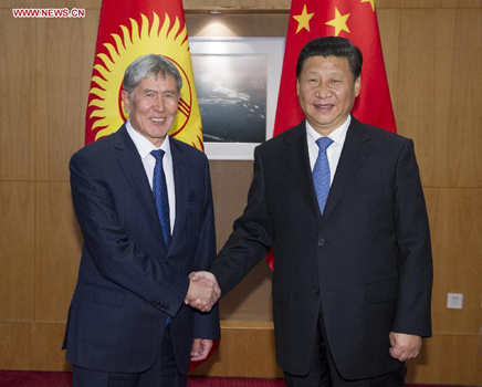 Chinese President Xi Jinping (R) meets with Kyrgyz President Almazbek Atambayev in Dushanbe, capital of Tajikistan, Sept. 12, 2014. (Xinhua/Xie Huanchi)