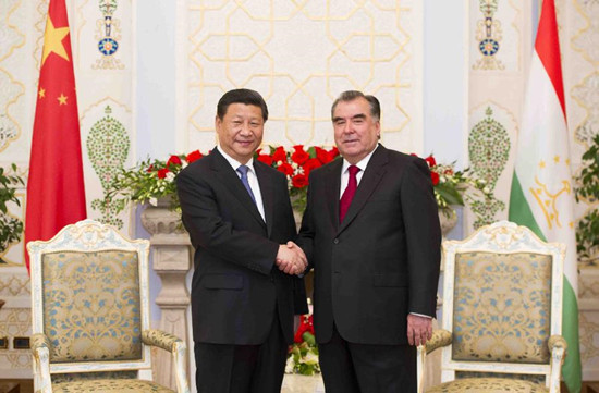 Chinese President Xi Jinping (L) holds talks with Tajik President Emomali Rahmon in Dushanbe, capital of Tajikistan, Sept. 13, 2014.(Xinhua/Huang Jingwen)