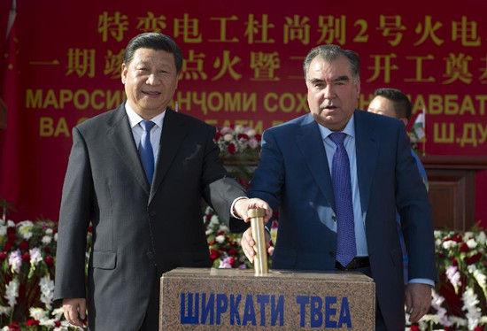 Chinese President Xi Jinping (L) and Tajik President Emomali Rahmon attend the completion ceremony of first-phase project of the Dushanbe No.2 power plant and the groundbreaking ceremony of second-phase project of the Dushanbe No.2 power plant in Dushanbe, capital of Tajikistan, Sept. 13, 2014.(Xinhua/Huang Jingwen)