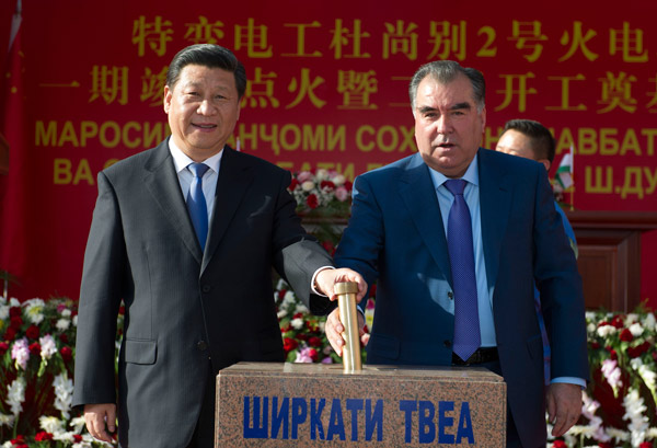 President Xi Jinping and his Tajik counterpart, President Emomali Rahmon, attend the foundation-laying ceremony of the construction of China-Central Asia gas pipeline Line D in Tajikistan on Saturday. [Photo/Xinhua]