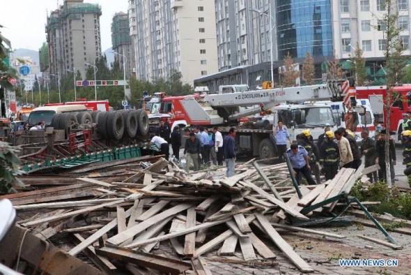 Photo taken on Sept 16, 2014 shows the traffic accident site in Zhanjiakou City, north China's Hebei province. A runaway truck crashed into a bus stop in Zhangjiakou on Tuesday morning, with 14 casualties reported, local authorities said. (Xinhua/Cao Dongyu)