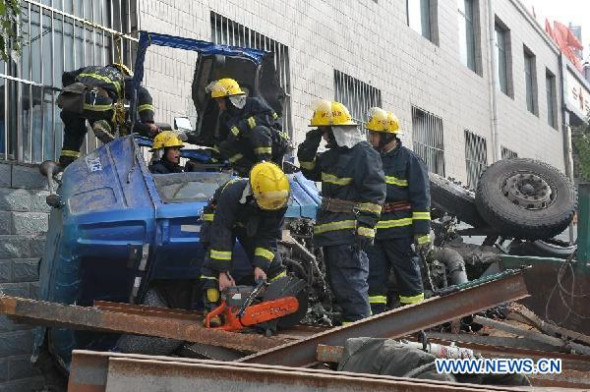 Rescuers work at the traffic accident site in Zhanjiakou city, north China's Hebei province, Sept 16, 2014. (Xinhua)