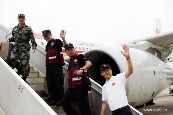 Members of a Chinese laboratory team wave before departing for Sierra Leone to help West African countries to contain the Ebola epidemic, in Beijing, capital of China, Sept 16, 2014.  (Xinhua/Jin Liangkuai)