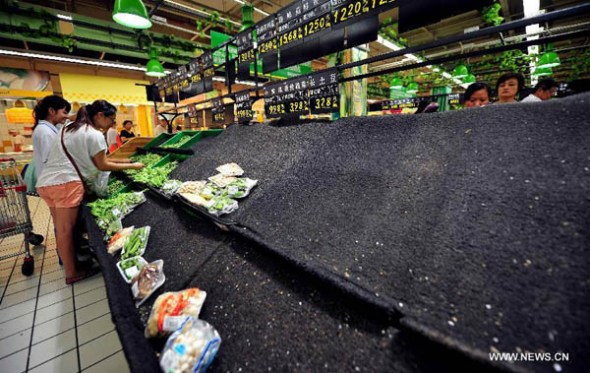 The shelf for vegetable is almost empty in a supermarket in Haikou, capital of south China's island of Hainan Province, Sept. 15, 2014. The Hainan government issued the highest Grade I alert at 10 a.m. Monday against typhoon Kalmaegi, which was spotted on the sea 645 km southeast of Leizhou City, Guangdong Province at 4 p.m. Monday. People in Hainan flocked into supermarkets to store up food and water. (Xinhua/Guo Cheng)
