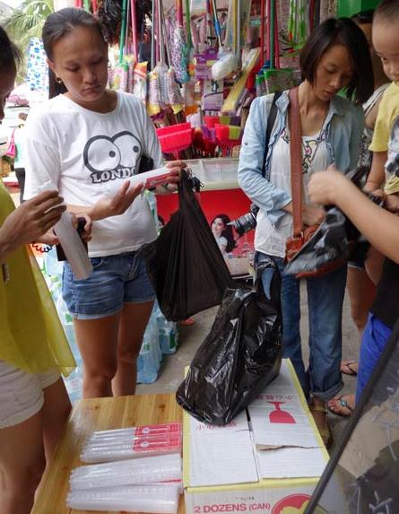 Residents buy candles in Haikou, Hainan province, on Monday to prepare for Typhoon Kalmaegi. Huang Yiming / China Daily