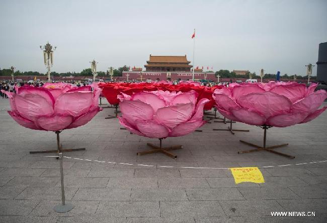 Flower decorations are prepared to greet the upcoming National Day on Oct 1 at the Tian'anmen Square in Beijing, Sept 16, 2014. [Photo/Xinhua]