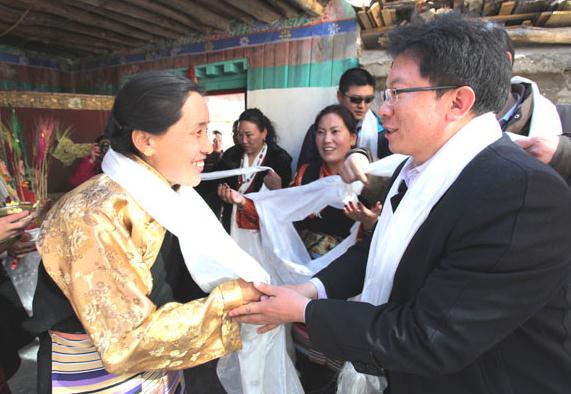 Ma Xinming greets Tibetan people during the Tibetan New Year in 2014. Provided to China Daily