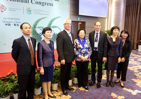 Participants pose for a group photo during the opening ceremony of the AIPH 66th Annual Congress.Third from left: Vic Krahn, chairman of AIPH. Fourth from left: Jiang Zehui, vice-chair of the committee on population, resources and environment under the Chinese People's Political Consultative Conference and president of the China Flower Association. Photo provided to chinadaily.com.cn.