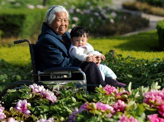 An elderly woman and her granddaughter in a park in Luoyang, Henan province. WANG SONG / XINHUA 