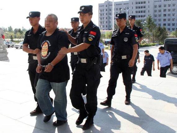 A suspect surnamed Duan is repatriated on Aug 30. CHINA DAILY 