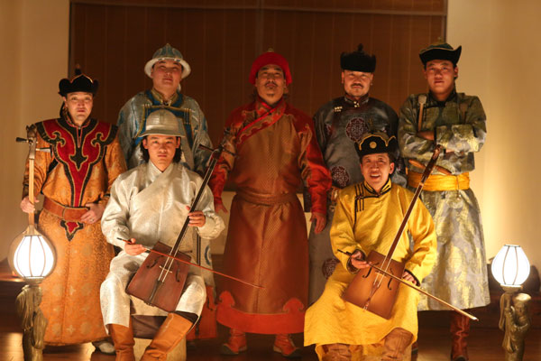 Naranbadrakh (center) and his team of performers present a Beijing concert on Sept 21.[Photo provided to China Daily]  