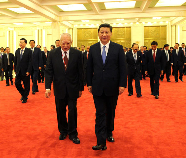 President Xi Jinping welcomes a Hong Kong business delegation headed by former Hong Kong chief executive Tung Chee-hwa (left) in the Great Hall of the People in Beijing on Monday. [Rao Aimin / Xinhua]