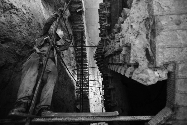 An Indian worker of Shanghai Urban Construction Group works in a subway construction site in New Delhi on Sept 6. China and India have agreed to increase investment in Indian industrial and infrastructure projects. ZHENG HUANSONG/XINHUA 