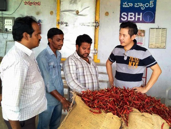Chinese businessman Fan Chengliang (right) works with Indian partners to buy pepper in Andhra Pradesh, India. Fan is one of the Chinese entrepreneurs exporting Indian spices such as pepper and cumin to the Chinese market. CHINA DAILY 