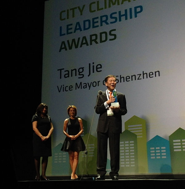 Tang Jie (third from right), vice-mayor of Shenzhen, accepts the award of Urban Transportation for the C40 City Climate Leadership Awards in New York on Monday. Zhang Yuwei/ China Daily  