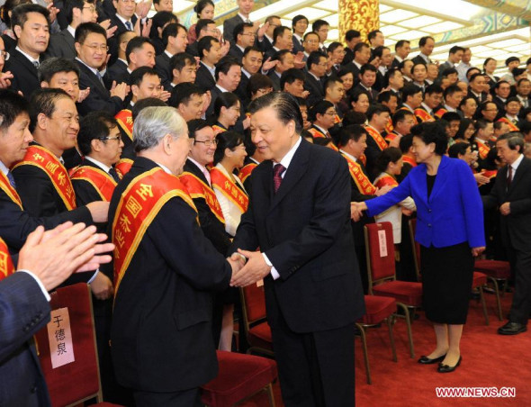 Liu Yunshan (R front), a member of the Standing Committee of the Political Bureau of the Communist Party of China (CPC) Central Committee and secretary of the CPC Central Committee's Secretariat, meets with representatives of a national awards ceremony for technical professionals in Beijing, capital of China, Sept 22, 2014. (Xinhua/Rao Aimin) 