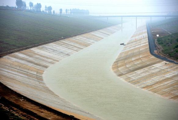 A channel leads to Danjiangkou Reservoir, the main water source of the South-to-North Water Diversion Project's central route. XIANG MINGCHAO/CHINA DAILY   