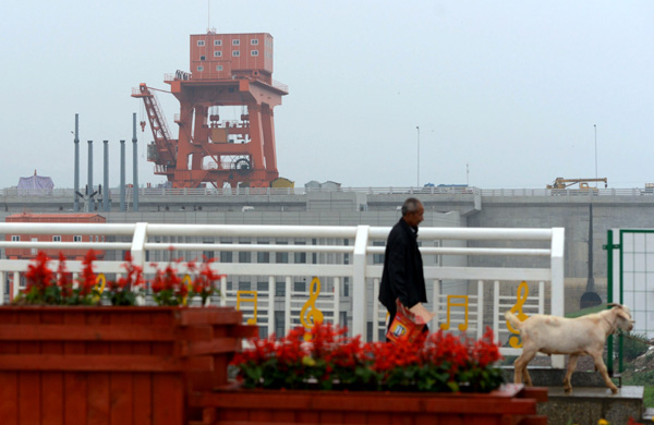 A view of the water gate at Danjiangkou Reservoir, which was raised nearly 15 meters in height to divert water to North China. XIANG MINGCHAO/CHINA DAILY  