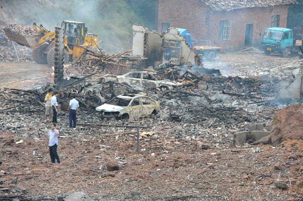 Rescuers comb through debris after a massive explosion at a fireworks factory killed at least 12 people and injured 33 in Liling, Hunan province. One employee of the flattened plant was still missing.[Photo/Xinhua]