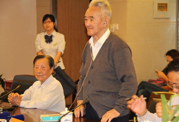 Xia Shuqin (left) and Wu Zhengxi, survivors of the 1937 Nanjing Massacre, attend a meeting in Nanjing for the oral testimonies of 100 survivors.[Photo provided to China Daily]