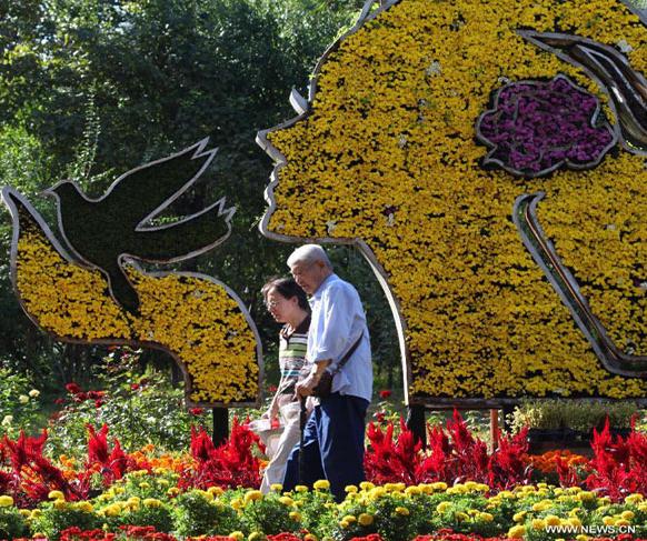 People visit the Beijing Botanical Garden in Beijing, capital of China, on Oct 3, 2012. [Photo/Xinhua]