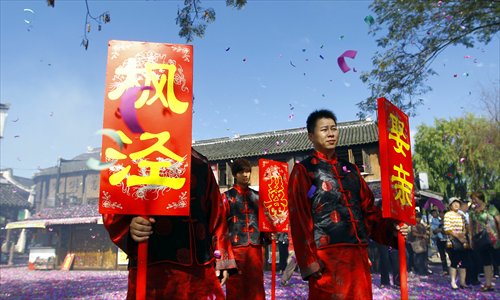 Wedding ceremony officials wait for the couples to arrive. Photo: Yang Hui/GT