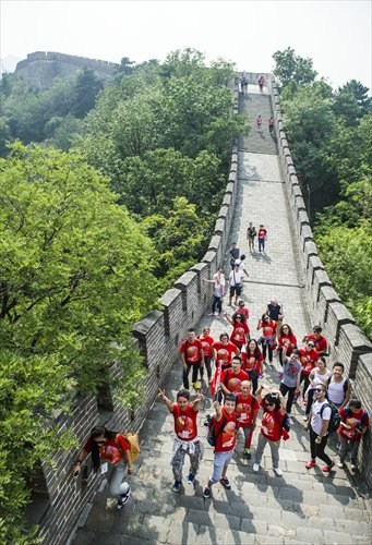 Last Sunday, more than 140 people from China and overseas took part in a four-hour long march across the Great Wall to raise public awareness about HIV/AIDS and to bring an end to the prejudices faced by those in this country who suffer from the disease. 