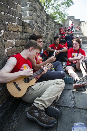 Walkers settle down to lunch, with one participant taking the opportunity to strum his guitar. Photo: Li Hao/GT