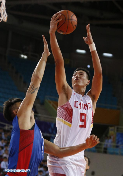 Zhai Xiaochuan (R) of China strives to the basket during the men's basketball preliminary round match against Chinese Taipei at the 17th Asian Games in Incheon, Sept 25, 2014. (Xinhua/Meng Yongmin)