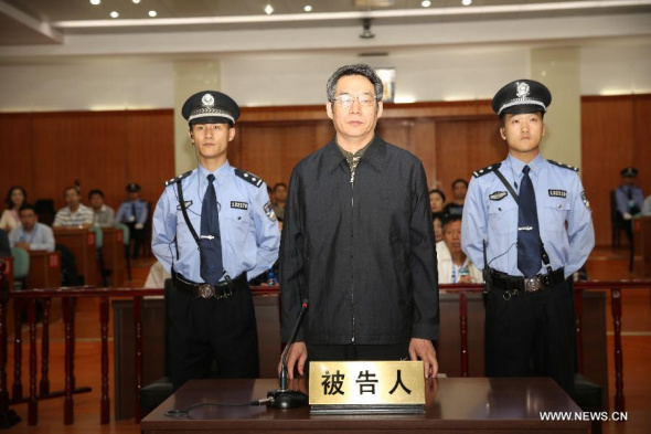 Liu Tienan(C), former deputy head of China's National Development and Reform Commission stands trial at the Langfang Intermediate People's Court in Langfang, north China's Hebei Province, Sept. 24, 2014. The former economic planner stood trial on charges of taking bribes, at the Langfang Intermediate People's Court on Wednesday. (Xinhua/Zhu Xudong)