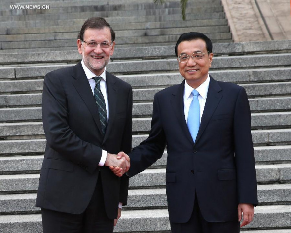 Chinese Premier Li Keqiang(R) holds a welcoming ceremony for Spanish Prime Minister Mariano Rajoy before their talks in Beijing, capital of China, Sept. 25, 2014. (Xinhua/Pang Xinglei)