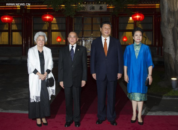 Chinese President Xi Jinping(2nd R) and his wife Peng Liyuan(1st R), meet with Cambodian King Norodom Sihamoni (2nd L), and his mother, former Queen Norodom Monineath Sihanouk(1st L), in Beijing, capital of China, Sept. 25, 2014. (Xinhua/Xie Huanchi)