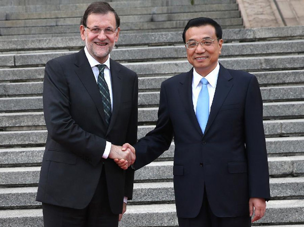 Chinese Premier Li Keqiang(R) holds a welcoming ceremony for Spanish Prime Minister Mariano Rajoy before their talks in Beijing, capital of China, Sept 25, 2014. [Photo/Xinhua]  