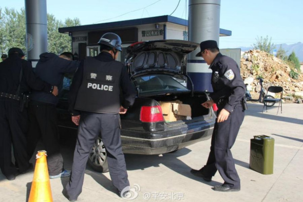 Police officers check a suspicious vehicle in a terrorist scenario staged in Pinggu district of Beijing on Saturday, September 27, 2014. Beijing authorities held anti-terrorism drills across the city on Saturday to strengthen security prior to the National Day holiday beginning on October 1. [Photo/ Weibo account of Beijing Municipal Public Security Bureau] 