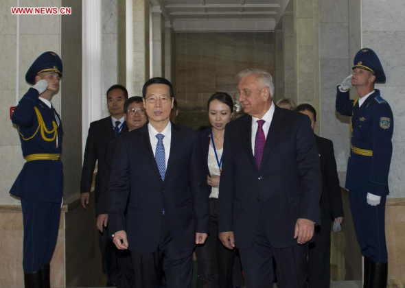 Chinese Vice Premier Zhang Gaoli (front L) meets with Belarusian Prime Minister Mikhail Myasnikovich in Minsk, Belarus, Sept. 27, 2014. (Xinhua/Wang Ye)