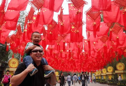 FESTIVE MOMENT: A father and his son visit the Badachu Park in Beijing on September 21, which has been decorated to celebrate the National Day on October 1 (CNSPHOTO)