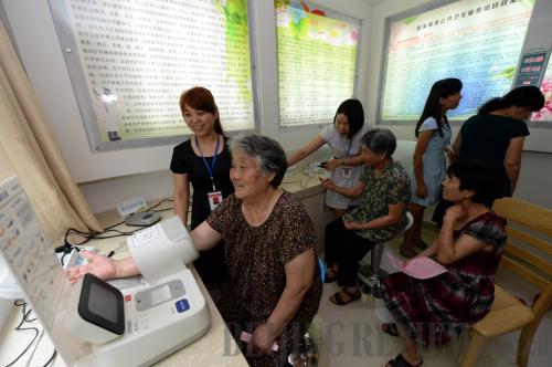 REE MEDICAL SERVICE: A retired woman (second left) receives a free health check-up at her community in Ganzhou, Jiangxi province, on June 9 (XINHUA)