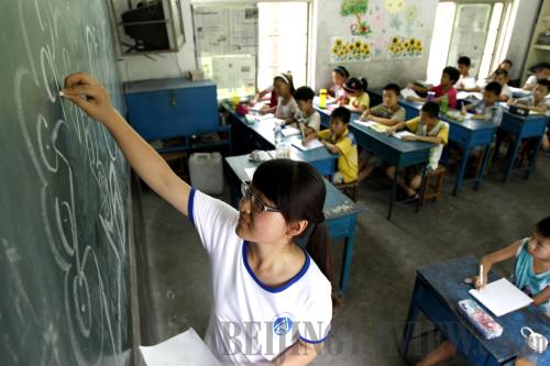 CARING FOR THE LEFT BEHIND: On July 18, a college student teaches an art class in a village of Pingdingshan, Henan Province, for rural students who stay at home while their parents seek opportunities in the cities (XINHUA)