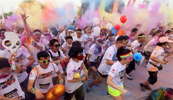 Thousands of runners, professionals and amateurs, today take part in the inaugural Shanghai Color Run. The event at the Oriental Sports Center proved so popular that online registration closed eight minutes after it opened on August 13, leaving thousands frustrated and disappointed. Running with a splash of colors in Pudong is among the 46 activities scheduled for the 2014 Shanghai Tourism Festival, which will run from September 13 to October 6. --photo by Dong Jun