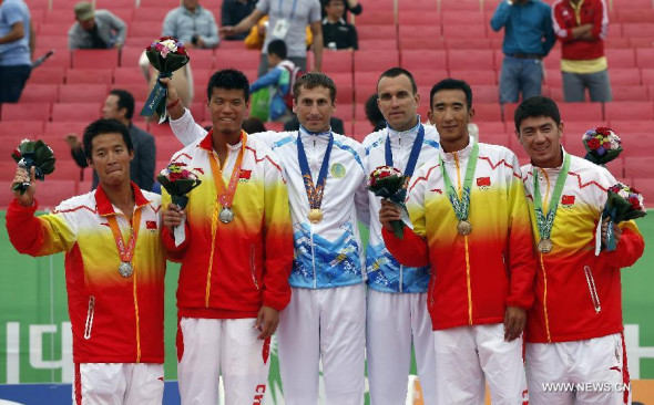 Gold medalists Dyachenko Alexandr (3rd L) and Sidorenko Alexey (3rd R) of Kazakhstan, silver medalists Li Jian (1st L) and Chen Cheng (2nd L) of China and bronze medalists Bao Jian (2nd R) and Halikejiang of China pose during the awarding ceremony of the men's match of beach volleyball at the 17th Asian Games in Incheon, South Korea, Sept 29, 2014. (Xinhua/Shen Bohan)