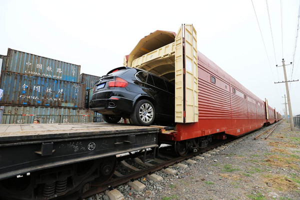 A car is shipped on a train from Beijing on Sunday, September 28, 2014, after the Beijing Railway Administration launched the country's first cartransporting train for tourists to Hangzhou, Zhejiang province, for the upcoming National Day holiday. [Photo/Xinhua]